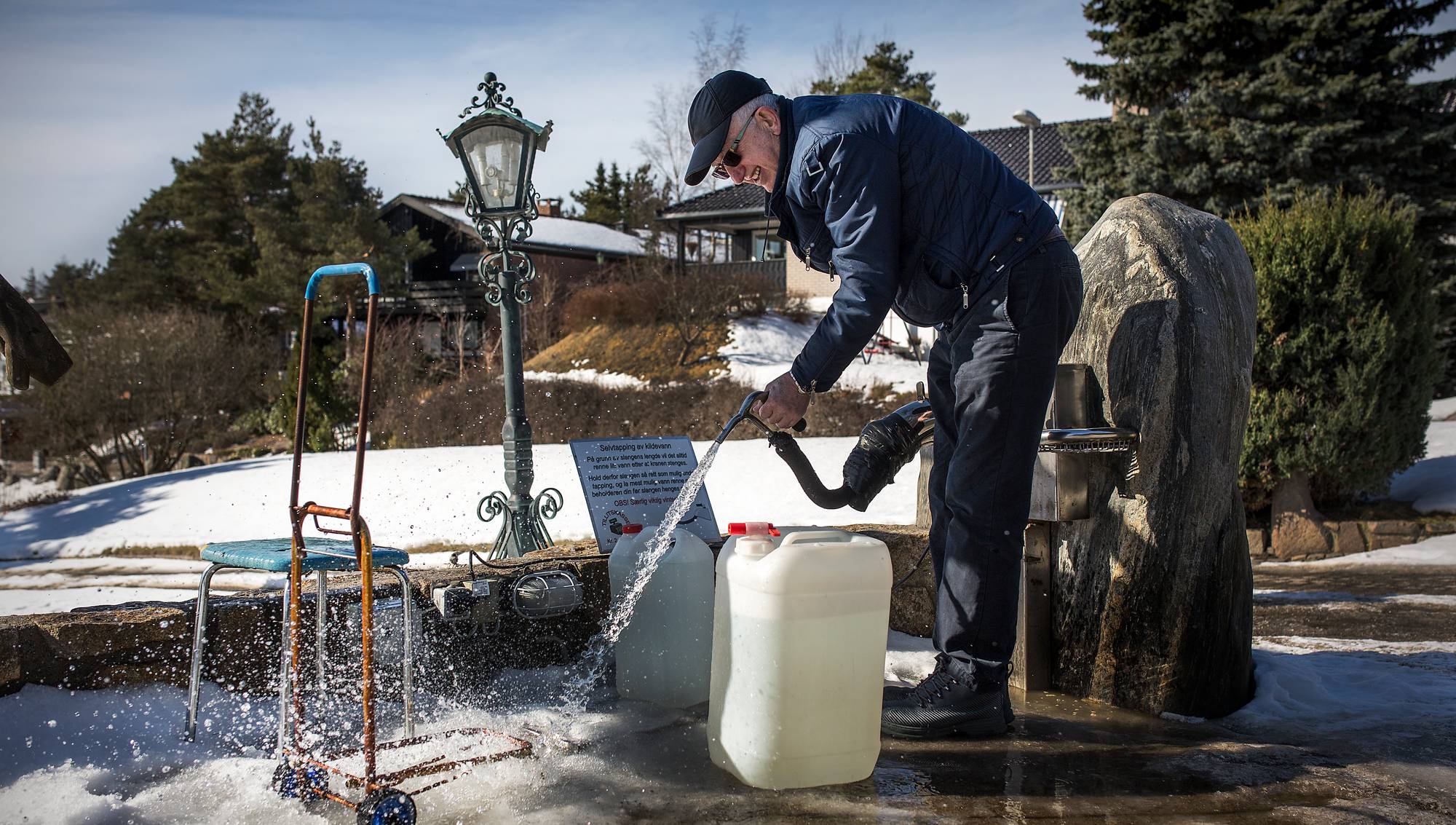 Tapping av vann fra Olavskilden på Yven